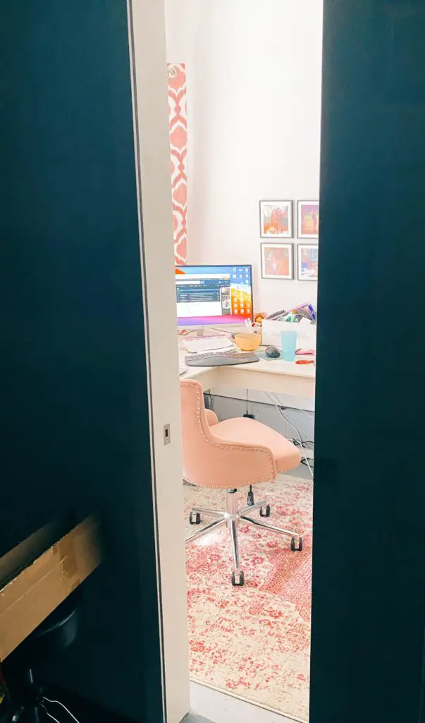 desk with pink chair