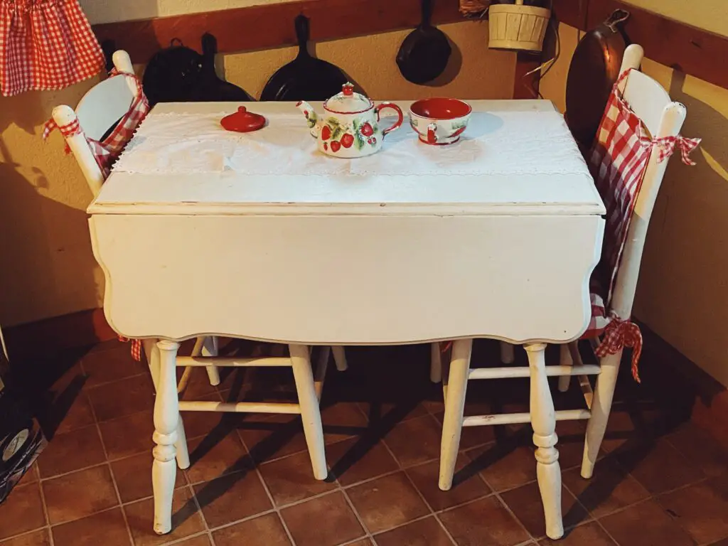 cute farmhouse kitchen table