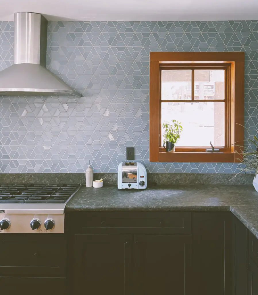 home decor trends include dark kitchen cabinets and countertops