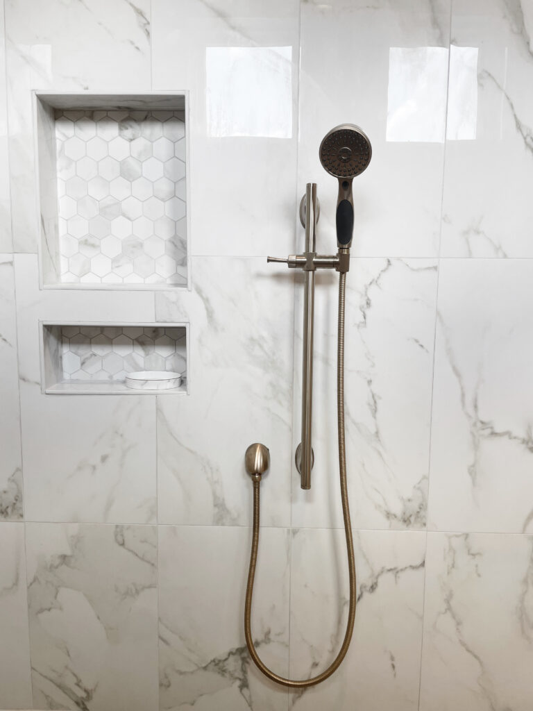Large scale marble tiles placed vertically